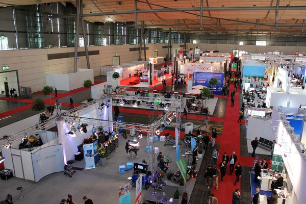 HANNOVER, GERMANIA - 20 MARZO: La vista dall'alto della sala espositiva il 20 marzo 2015 presso CEBIT computer expo, Hannover, Germania. CeBIT è la più grande fiera di computer del mondo — Foto Stock