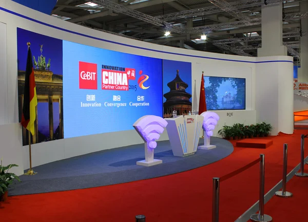Hannover, Tyskland - 20 mars: Stativet Kina den 20 mars 2015 på Cebit datorn expo, Hannover, Tyskland. CeBIT är världens största dator expo — Stockfoto