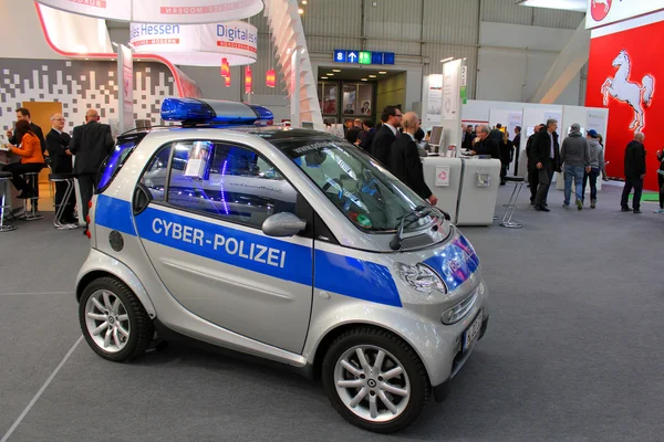 Hannover, Německo - 20. března: Německá policejní auto na 20 březnu 2015 na expo počítač Cebit, Hannover, Německo. CeBIT je největší na světě počítač expo — Stock fotografie