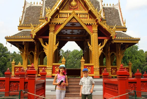 Zwei kleine Touristen auf dem Hintergrund der asiatischen Pagode — Stockfoto