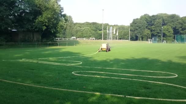 Estación de riego en el campo de fútbol — Vídeo de stock