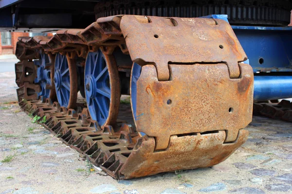 La vieille chenille rouillée du tracteur sur chenilles — Photo