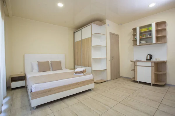 Apartamento Tiene Una Cama Grande Pasillo Armario Cocina Hervidor Agua Fotos de stock