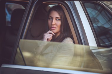 Düşünceli kadın arabada