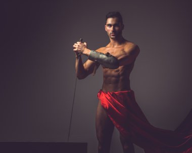 bir kılıç tutan bir adam.