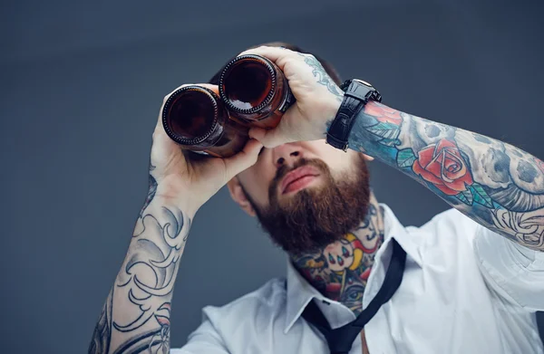 Bebaarde tattooed man — Stockfoto