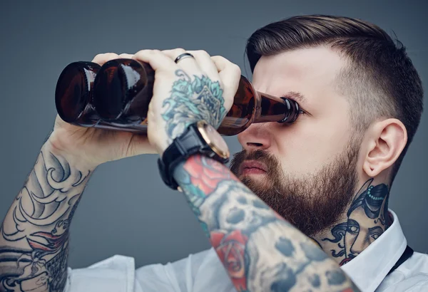 Skäggig tatuerade man — Stockfoto