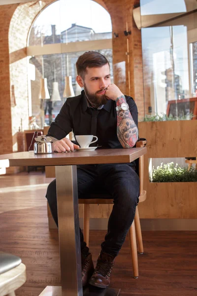 Homme tatoué dans un café . — Photo