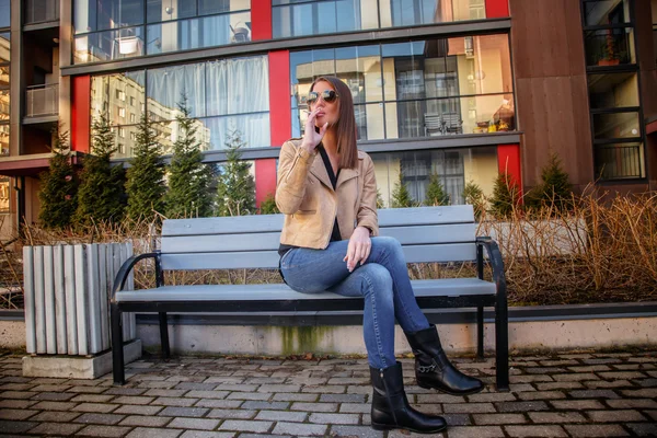 A woman in sunglasses smoking cigarette. — Stock Photo, Image