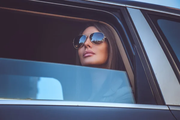 Femme réfléchie dans une voiture — Photo