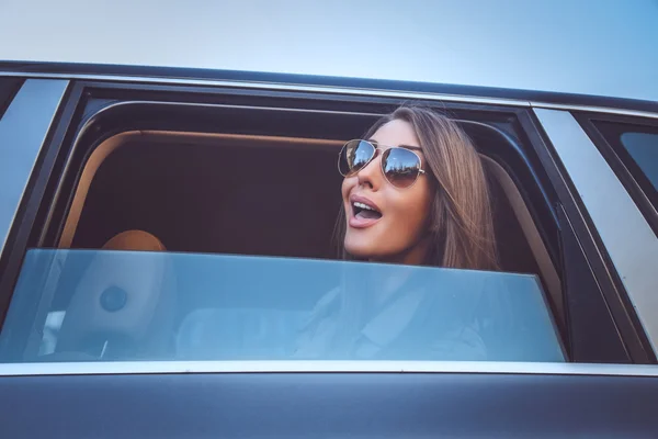 Femme réfléchie dans une voiture — Photo