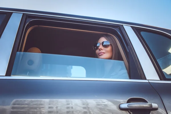 Femme réfléchie dans une voiture — Photo