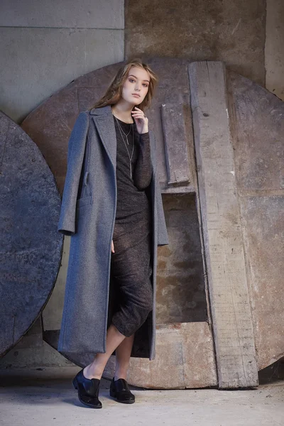 Mujer en un vestido negro — Foto de Stock