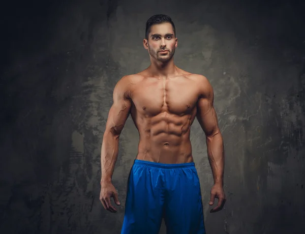 Shirtless muscular man posing. — Stock Photo, Image