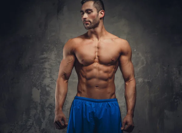 Sem camisa muscular homem posando . — Fotografia de Stock