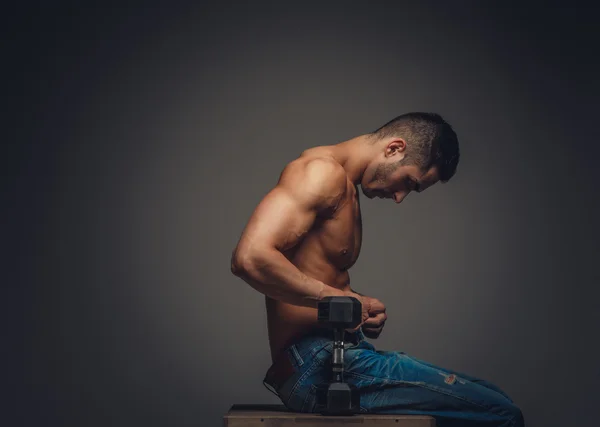 Hombre musculoso sin camisa posando . — Foto de Stock