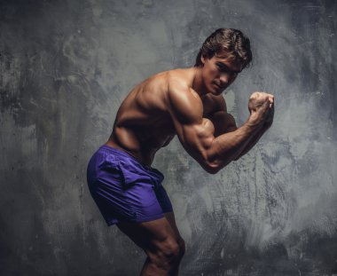 Gömleksiz kaslı adam mavi şort.