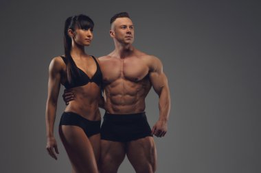 Gri arka plan üzerinde izole fitness Çift