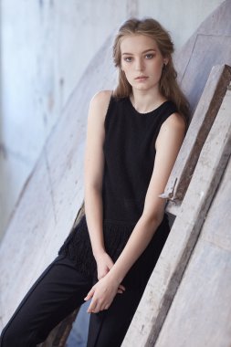 Siyah elbiseli çekici sarışın kadın