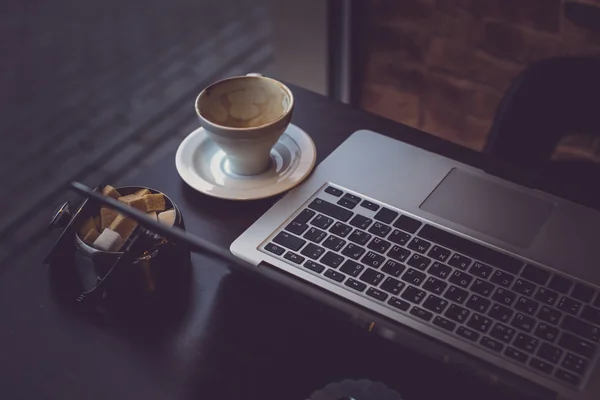 Portátil y taza de café . — Foto de Stock