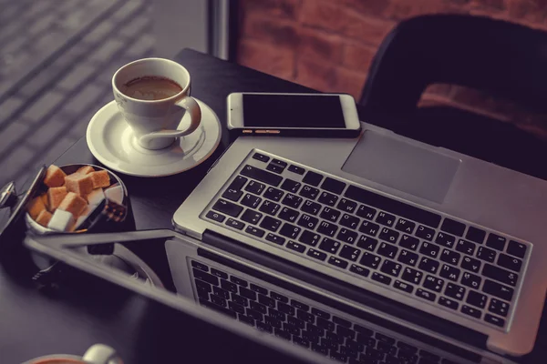 Laptop and cup of coffee. — Stock Photo, Image