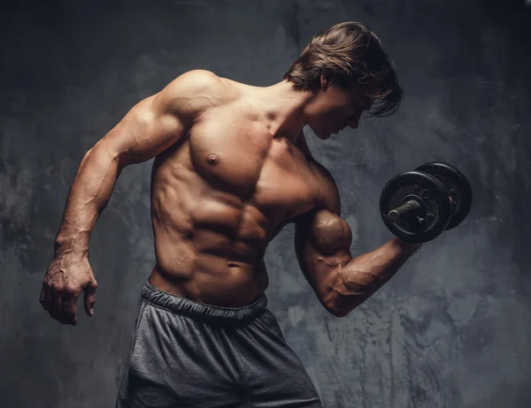 Musculoso chico haciendo ejercicio bíceps . — Foto de Stock