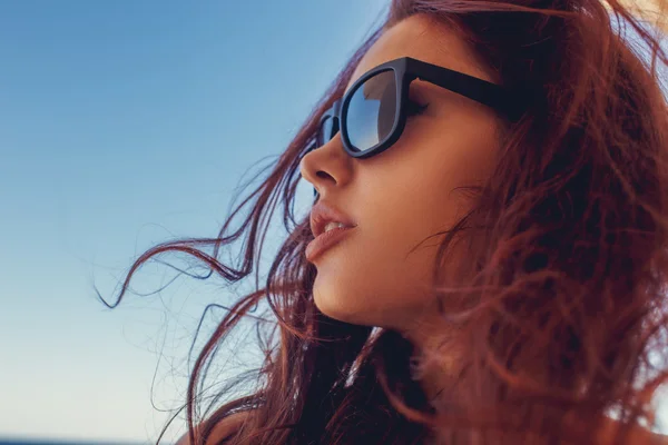 Brünette Frau mit Sonnenbrille. — Stockfoto