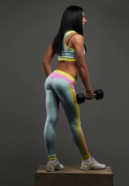 Sexy fitness kobieta z czarnymi włosami — Zdjęcie stockowe