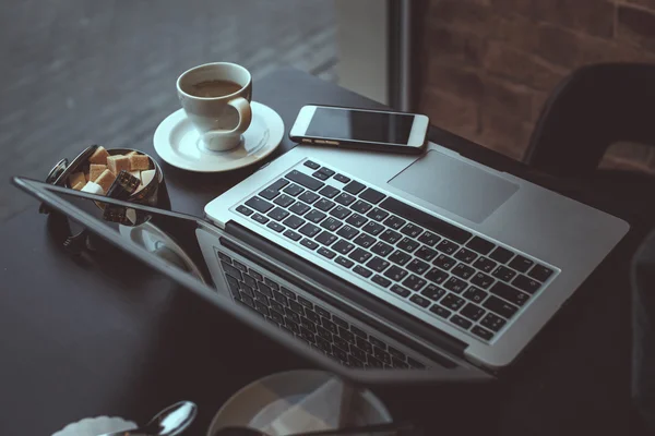 Laptop and cup of coffee. — Stock Photo, Image