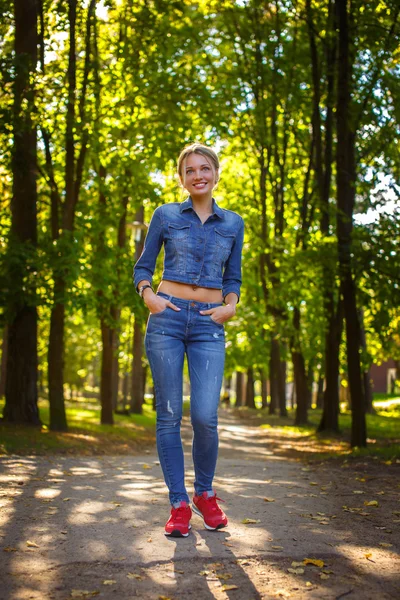 Lächelnde junge Frau in Jeanskleidung — Stockfoto