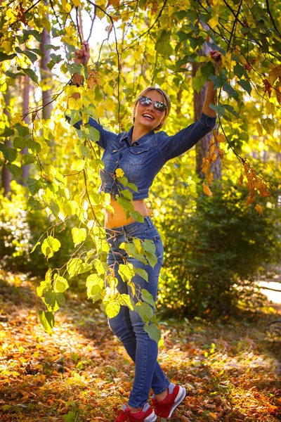 Sorrindo jovem mulher em roupas de ganga — Fotografia de Stock