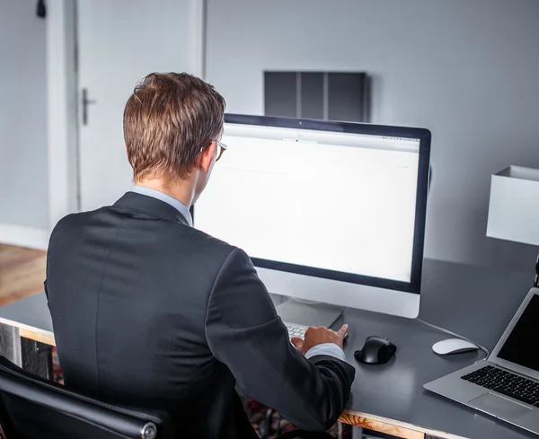 Uomo che lavora al computer — Foto Stock