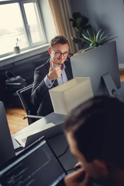 Uomo che lavora al computer — Foto Stock