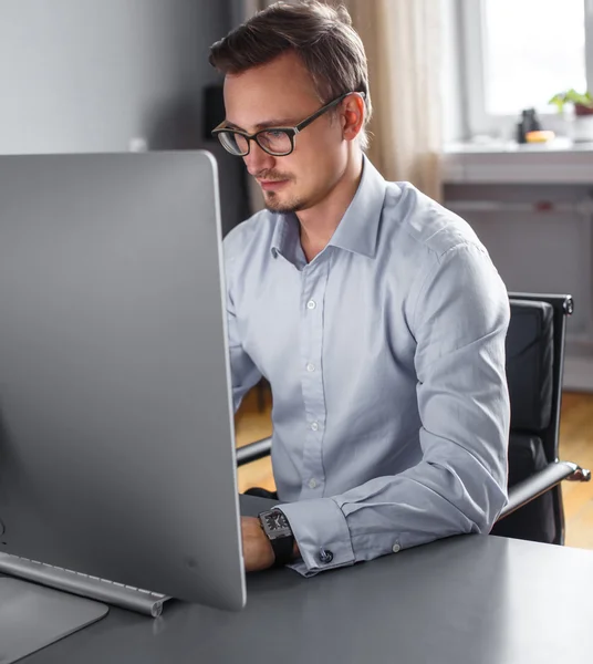 Muž pracující na počítači — Stock fotografie