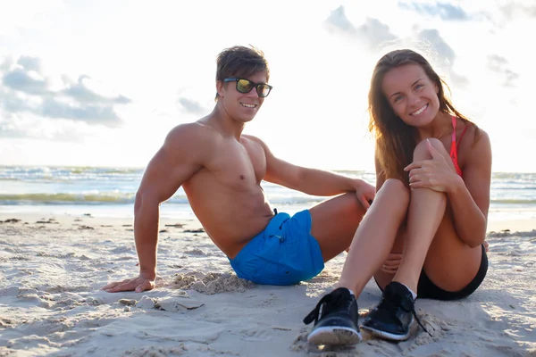 Casal de homem musculoso e mulher esportiva . — Fotografia de Stock