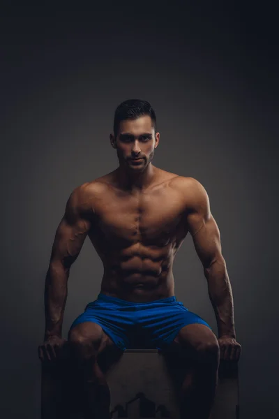 Półnagi muskularny mężczyzna — Zdjęcie stockowe