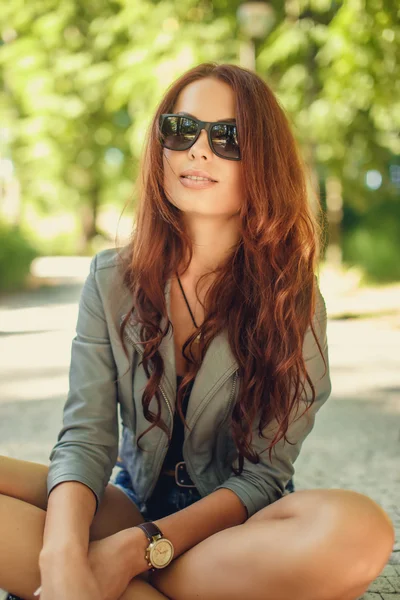 Portret van lachende vrouw in zonnebril — Stockfoto