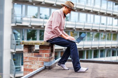 Casual adam dizüstü tutan bir şapka