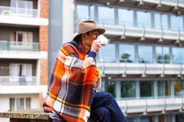 adam örtmek battaniye ile