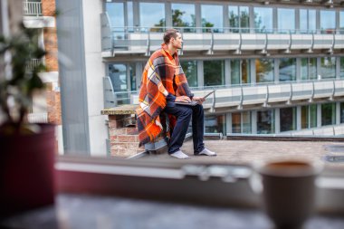 Casual adam bir battaniye holding laptop