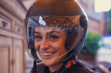 Bir kadın bir moto kask içinde