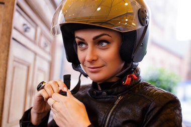 Bir kadın bir moto kask içinde