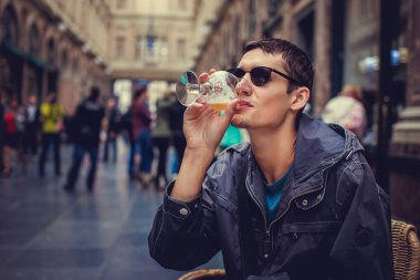 Bir adam bira içmek