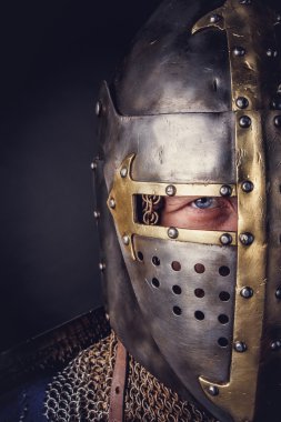 Bir şövalye bir kılıç ve kask