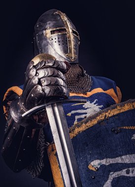 Bir şövalye bir kılıç ve kask