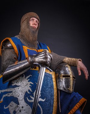 Bir şövalye bir kılıç ve kask