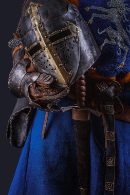 Bir şövalye bir kılıç ve kask