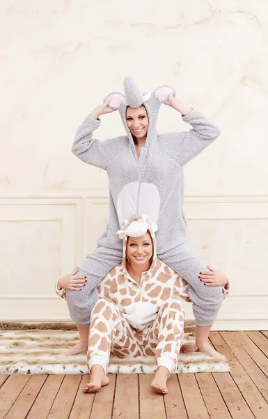 Verspielte Frauen im Pyjama — Stockfoto