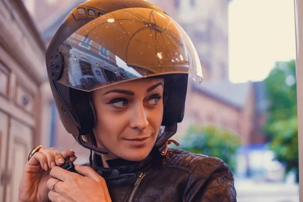En kvinna i en moto hjälm — Stockfoto