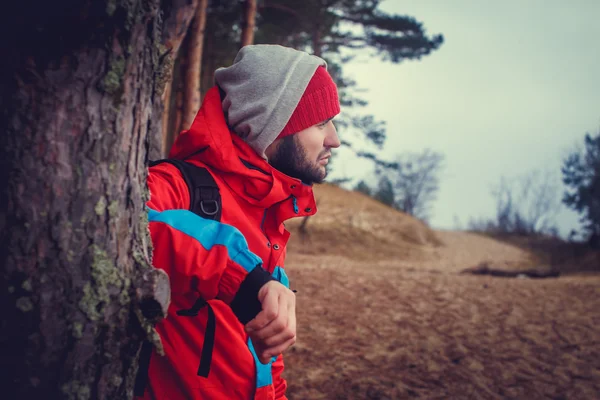 Escursionista che riposa nella foresta — Foto Stock